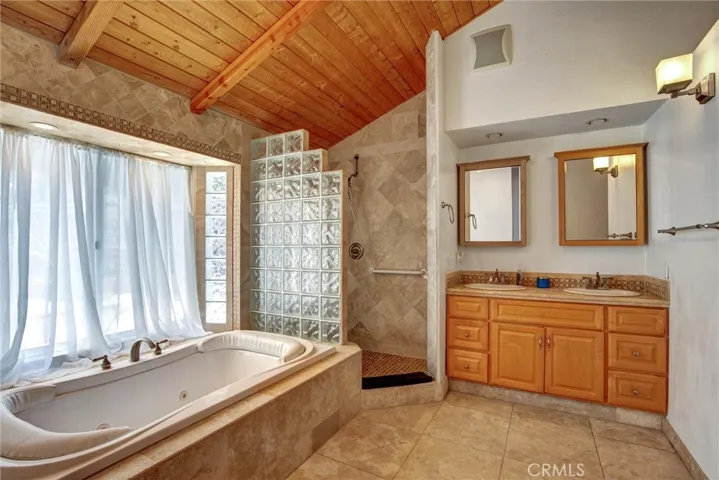 Top Floor Bedroom/Master ensuite