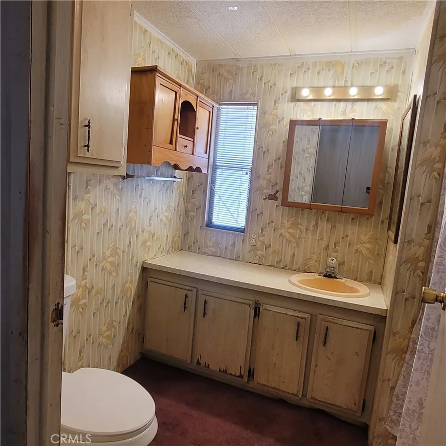 guest bathroom with full tub