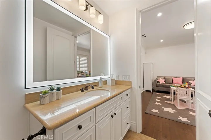 4358 Fairlawn Drive, La Canada Flintridge, California 91011