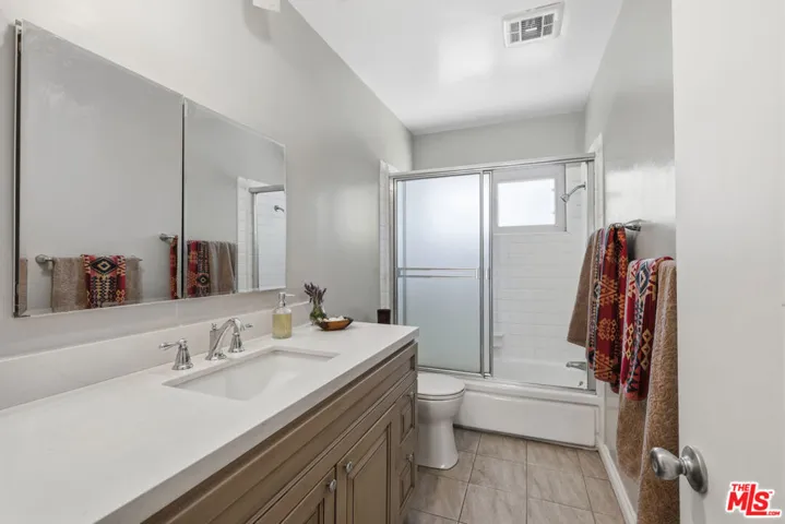 11120 Queensland Street D40, Los Angeles, California 90034