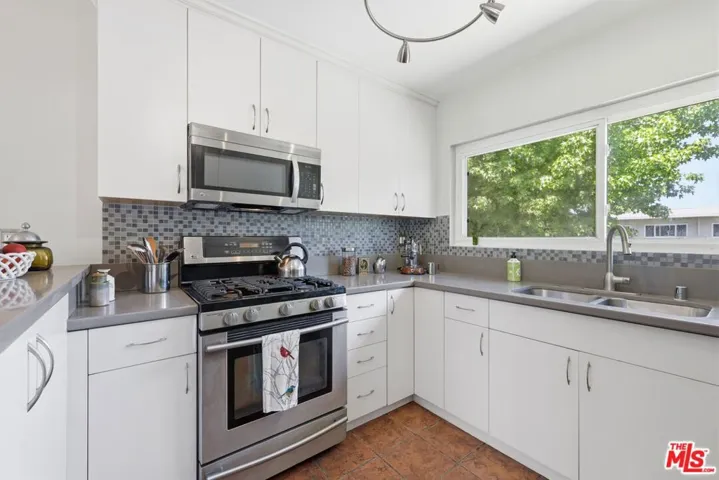 11120 Queensland Street D40, Los Angeles, California 90034