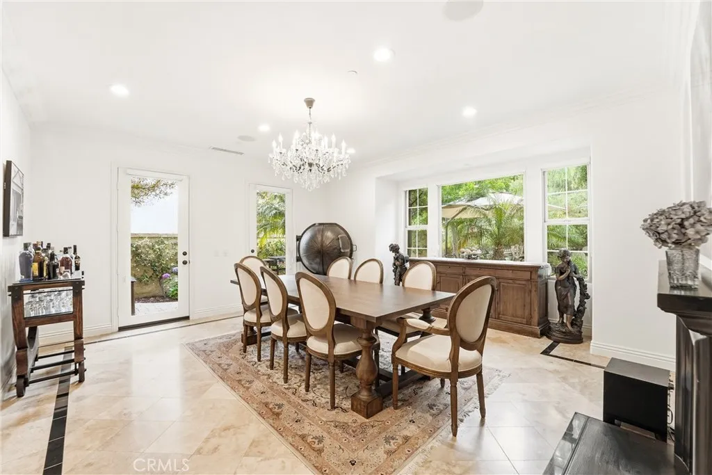 Dinning Room, 2 French doors