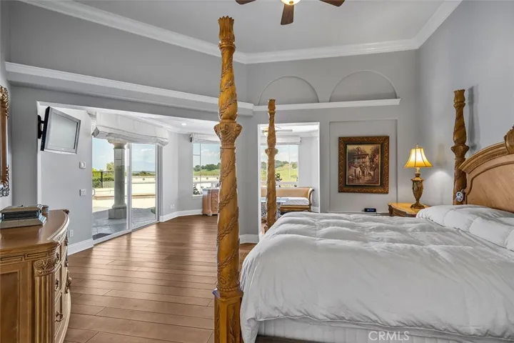 PRIMARY SUITE ON ENTRY LEVEL. NO STEPS/STAIRS.