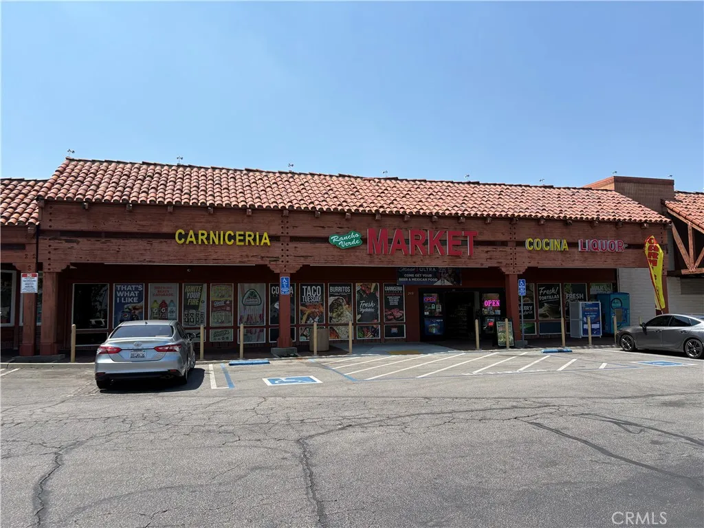 2018 N Riverside Ave