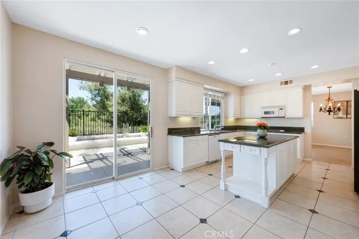 45339 Tiburcio Temecula CA 92592 - Kitchen with Large slider to rear yard