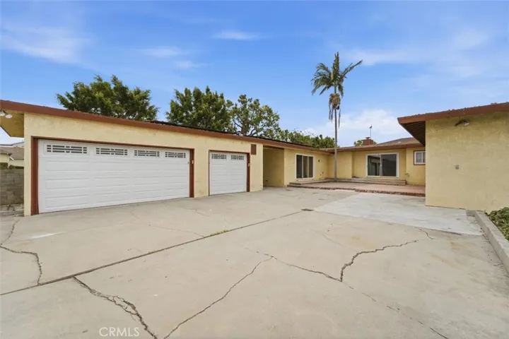 3 Car Garage & Parking Pad