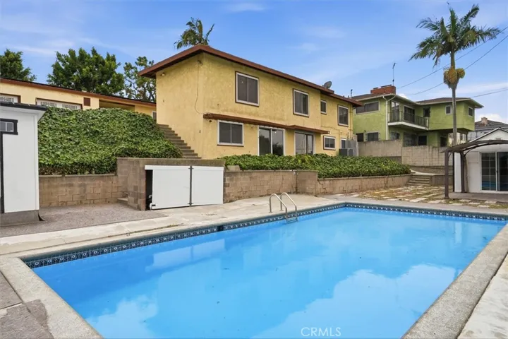 Pool & Backyard
