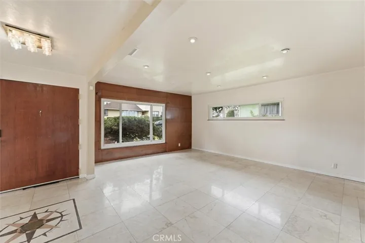 Foyer & Dining
