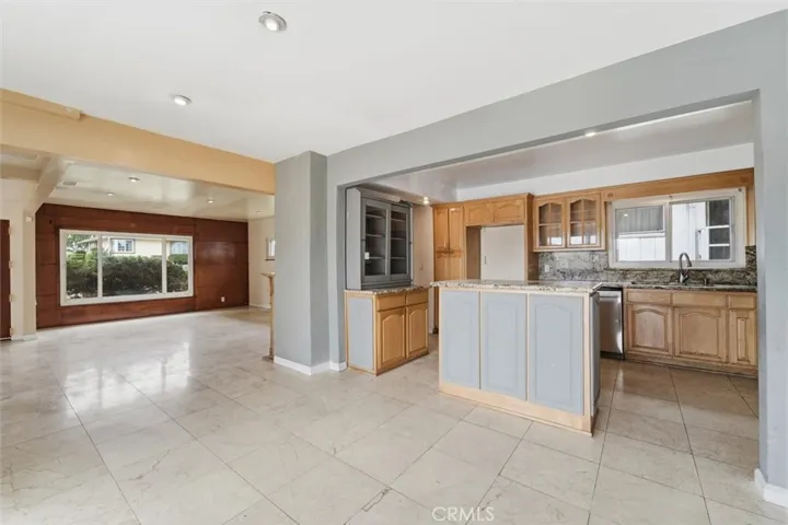 Kitchen & Dining
