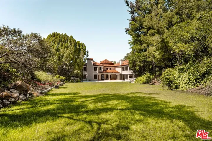 3829 Hayvenhurst Drive, Encino, California 91436