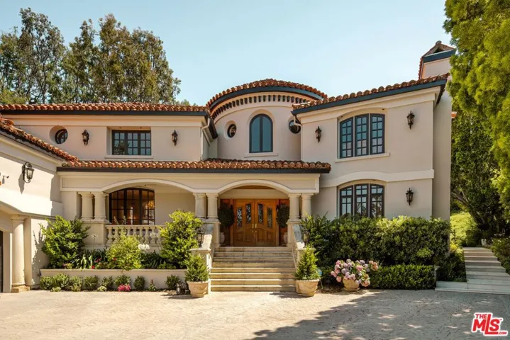 3829 Hayvenhurst Drive, Encino, California 91436