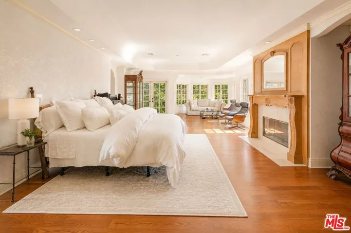 3829 Hayvenhurst Drive, Encino, California 91436
