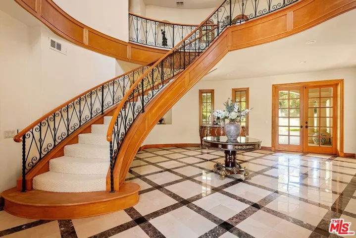 3829 Hayvenhurst Drive, Encino, California 91436