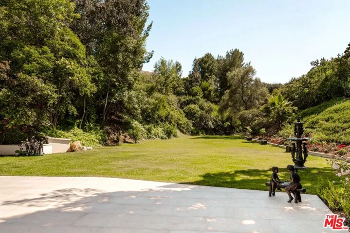 3829 Hayvenhurst Drive, Encino, California 91436