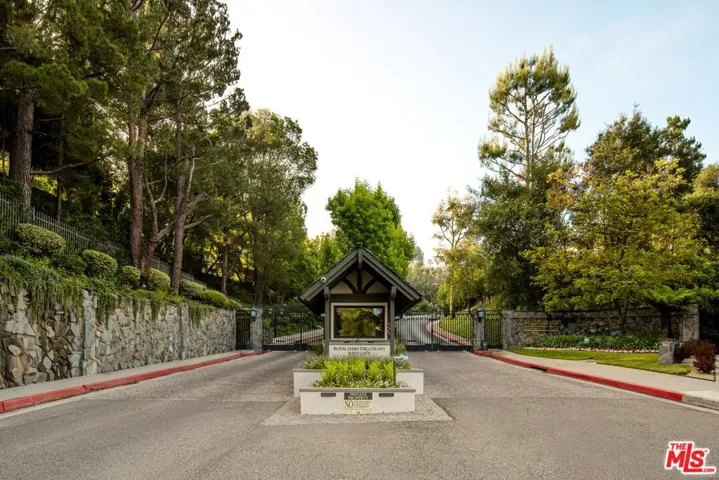 3829 Hayvenhurst Drive, Encino, California 91436
