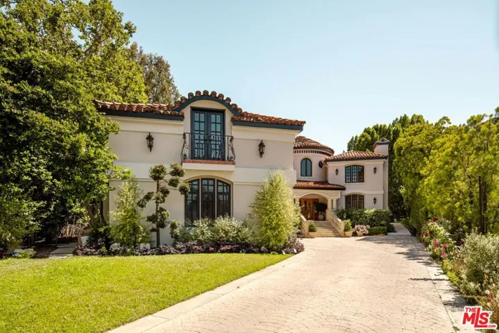 3829 Hayvenhurst Drive, Encino, California 91436