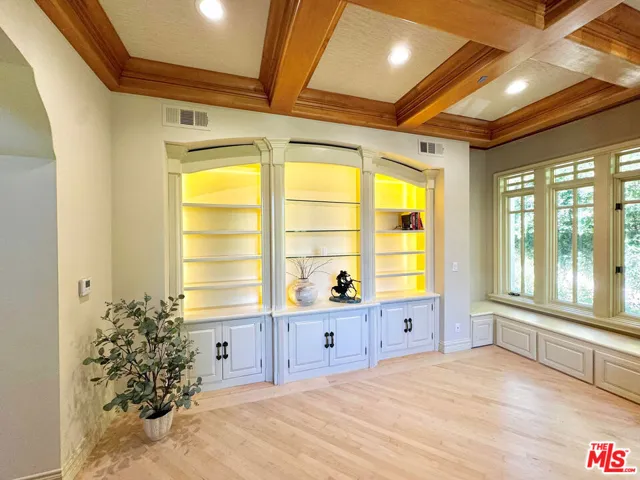 3829 Hayvenhurst Drive, Encino, California 91436