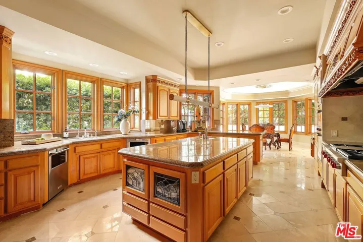 3829 Hayvenhurst Drive, Encino, California 91436