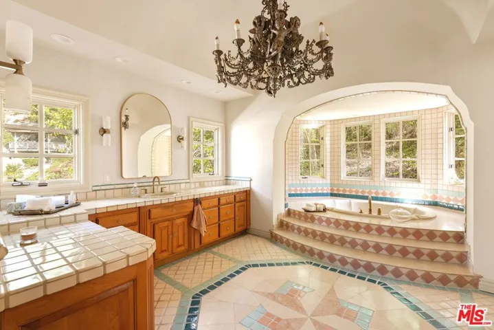 3829 Hayvenhurst Drive, Encino, California 91436
