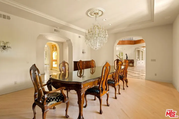 3829 Hayvenhurst Drive, Encino, California 91436