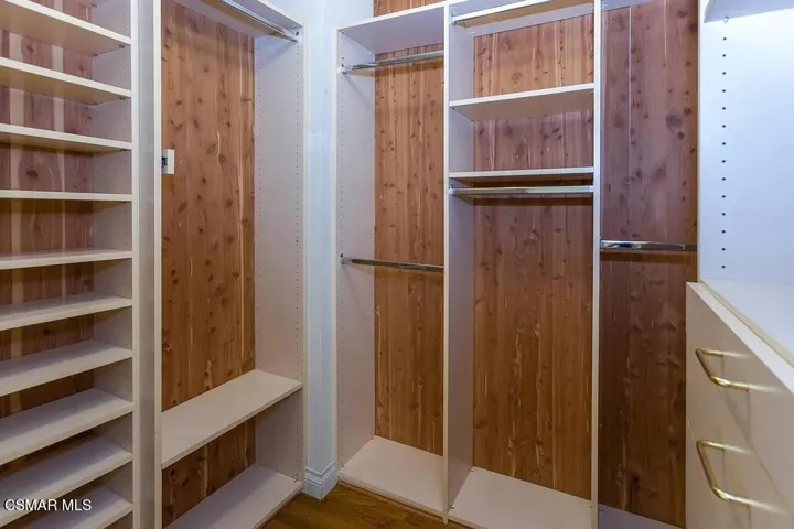 COTTON GROVE CLOSET WALK-IN