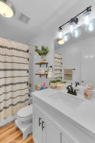 1st floor Bath