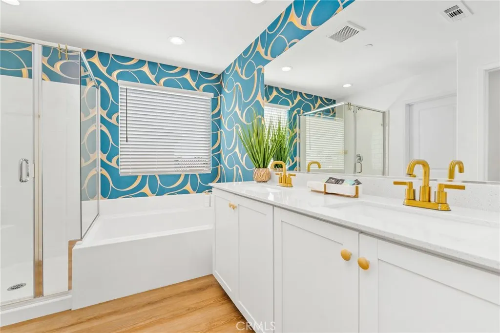 Primary en suite bathroom