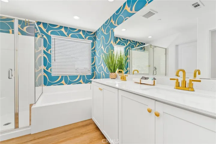 Primary en suite bathroom