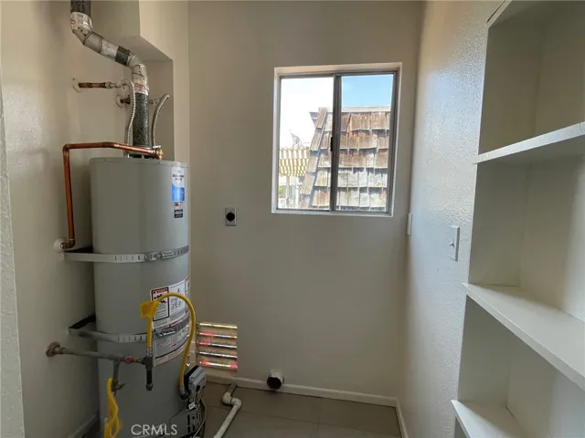 Laundry Room
Gas Dryer Hook-Up