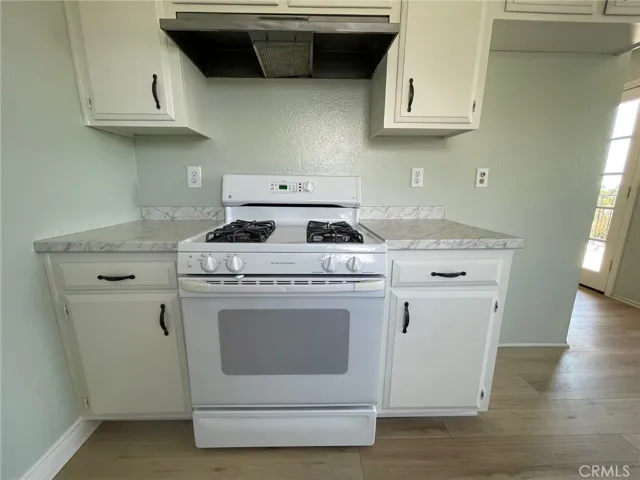 4 Burner Gas Stove
Oven/Exhaust Hood