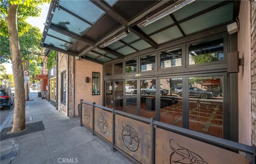 1121 Broad Street Patio and Front Entrance 1121 Broad Street Patio and Front Entrance