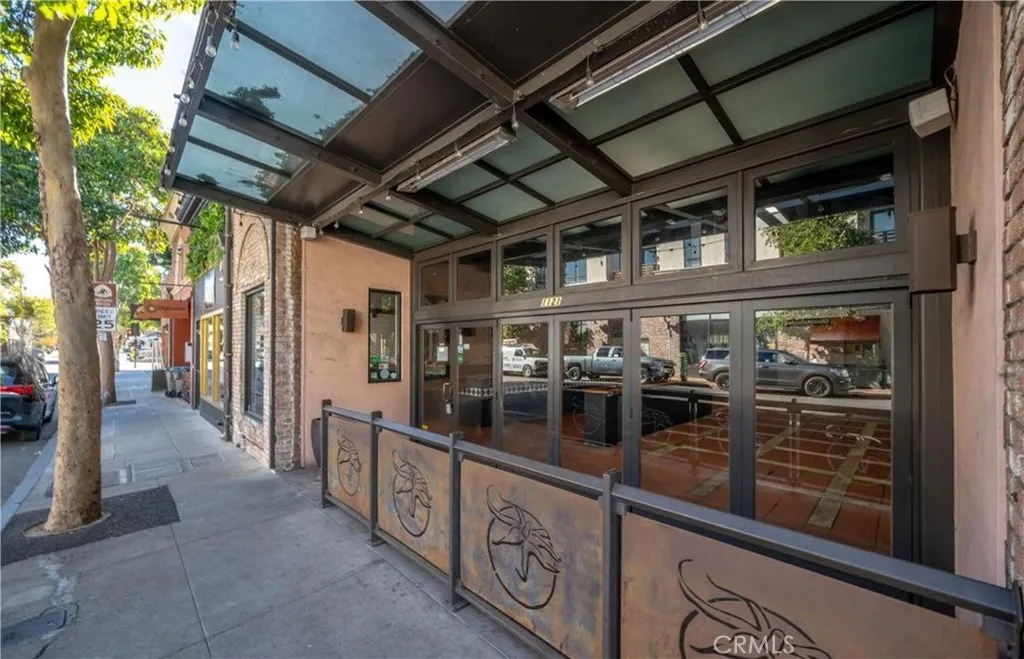 1121 Broad Street Patio and Front Entrance