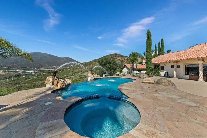 3004 Via Donito, Alpine, California 91901