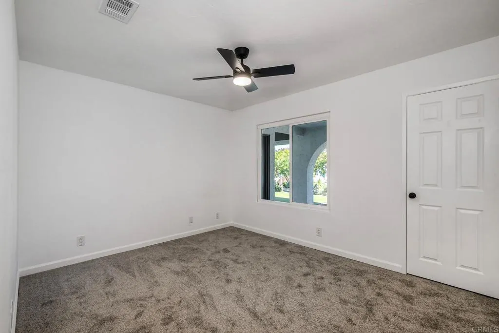 Front bedroom w/closet door