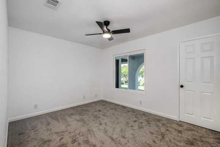 Front bedroom w/closet door
