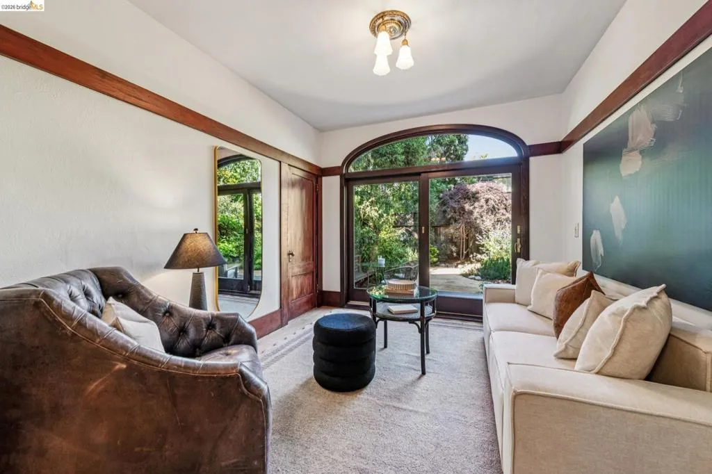 Formerly the third bedroom, this family room is the ideal place to see humming birds and butterflies (or watch TV ;)