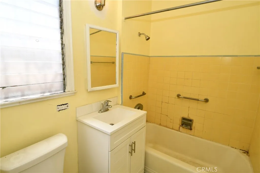 Rear unit bathroom