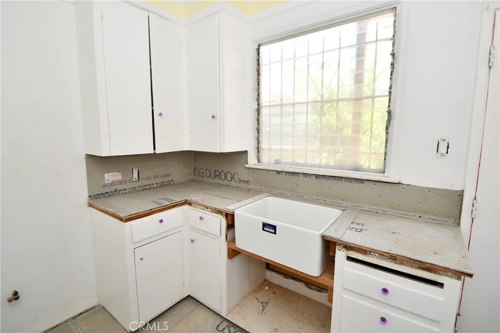 Rear unit kitchen