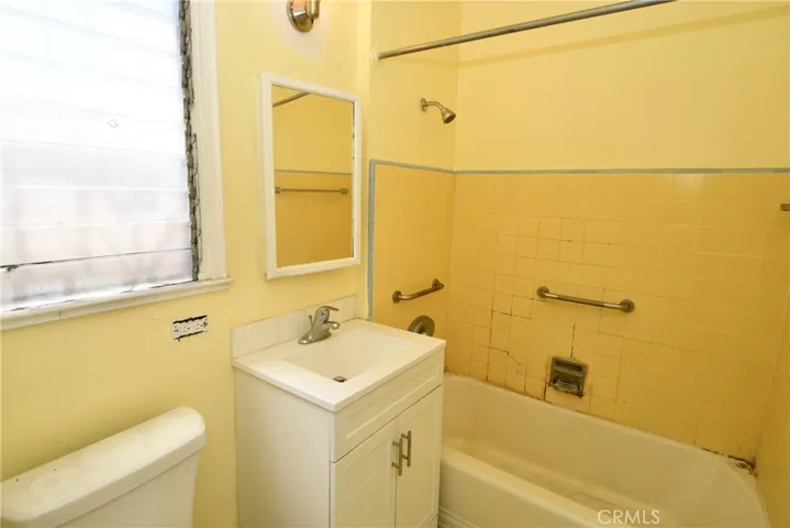 Rear unit bathroom