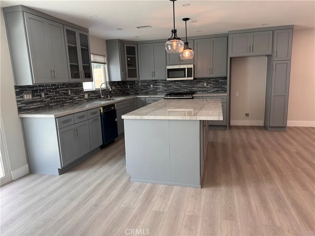 Eating area to kitchen
