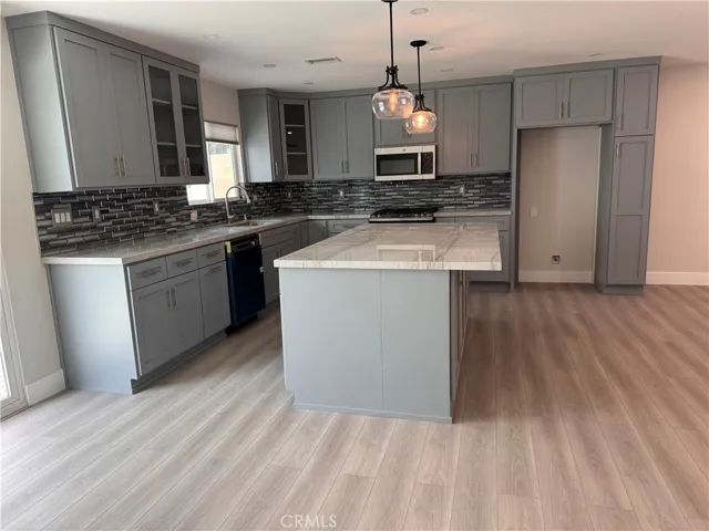 Eating area to kitchen
