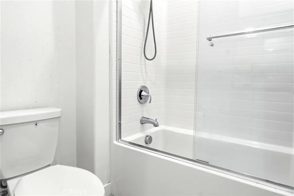 full bathroom with shower/bathtub enclosure in hall