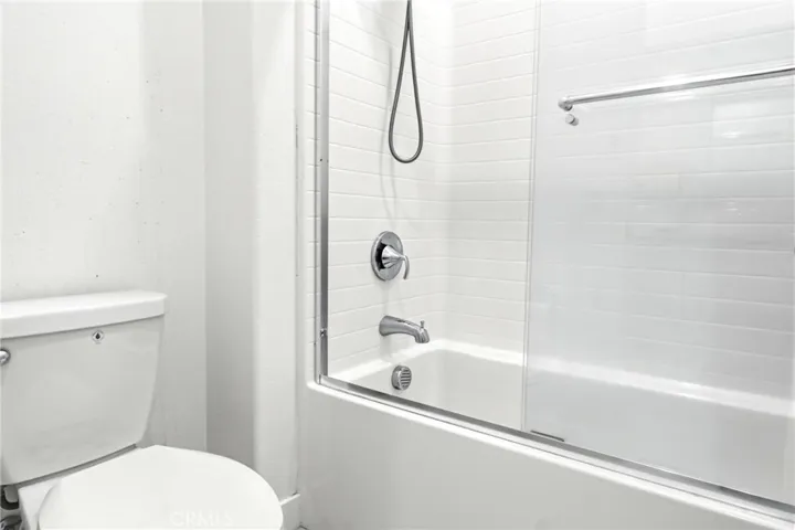full bathroom with shower/bathtub enclosure in hall