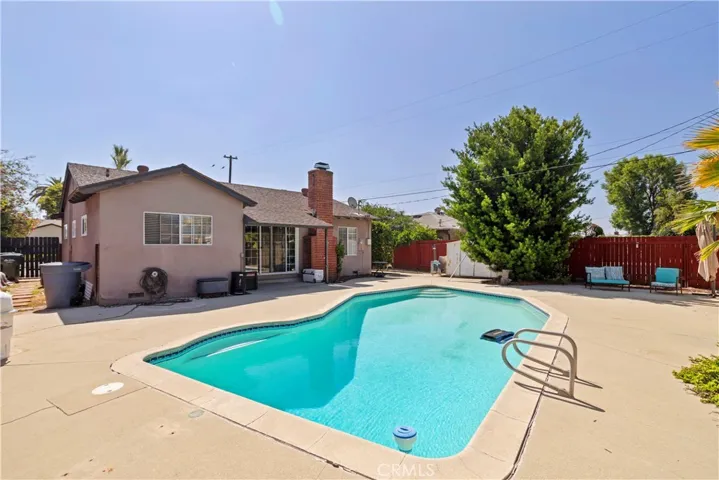 BACKYARD/POOL