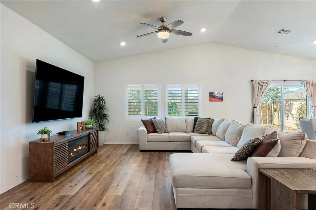 Vaulted Ceilings & Great Space to Entertain!