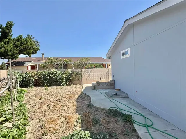 Spacious Sideyard