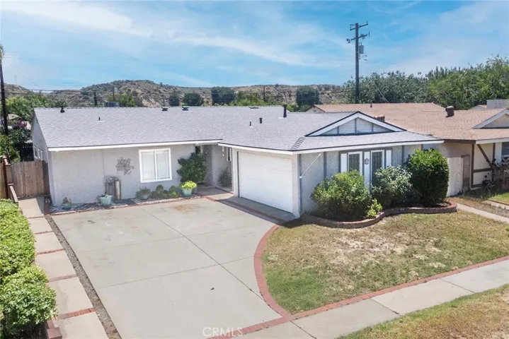 22522 Festividad Drive, Saugus, California 91350