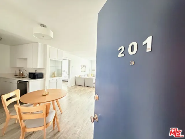 5805 W 8th Street 201, Los Angeles, California 90036