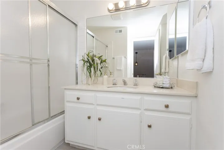 Upstairs Main Bathroom