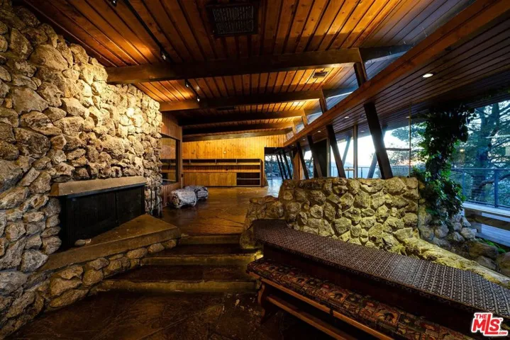 965 Stunt Road, Calabasas, California 91302